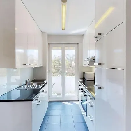 Very Spacious In Center - Parkview 4 Apartment
