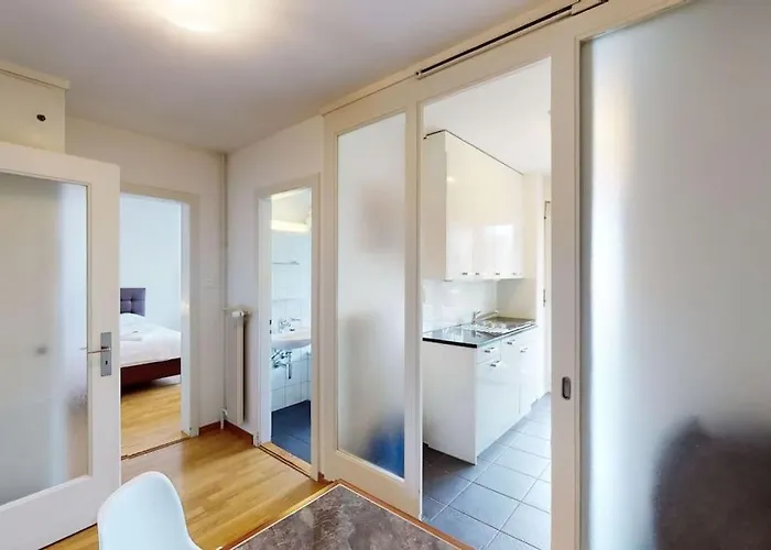 Very Spacious In Center - Parkview 4