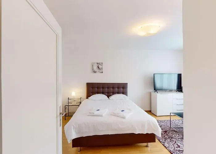 Very Spacious In Center - Parkview 4